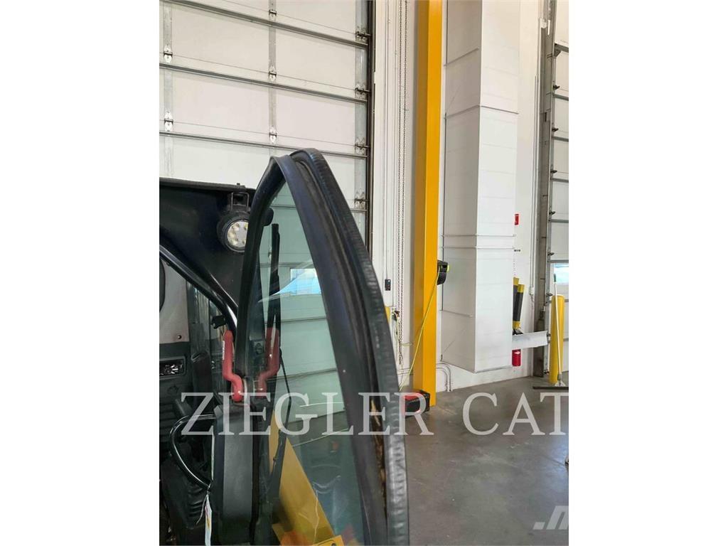 CAT 246D3 滑移轉向裝載機