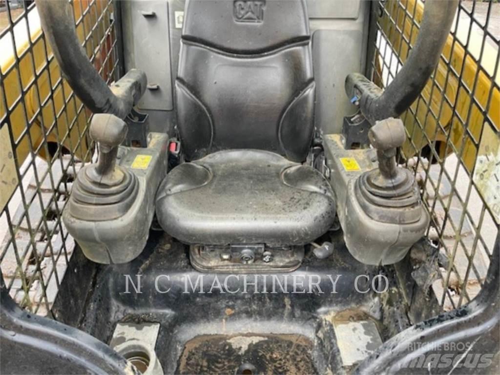 CAT 249D 滑移轉向裝載機