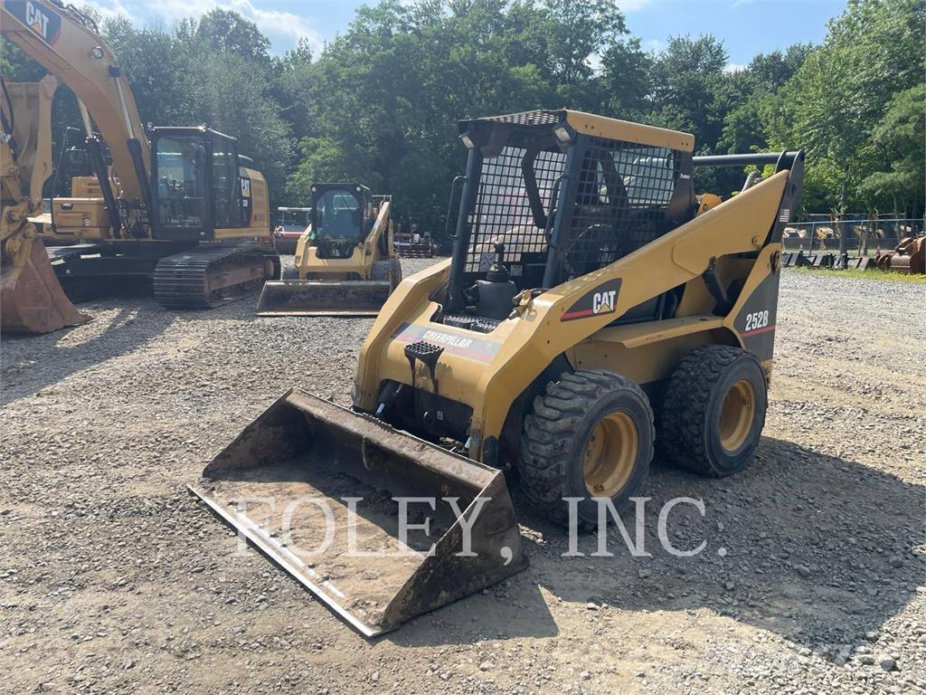 CAT 252B 滑移轉向裝載機