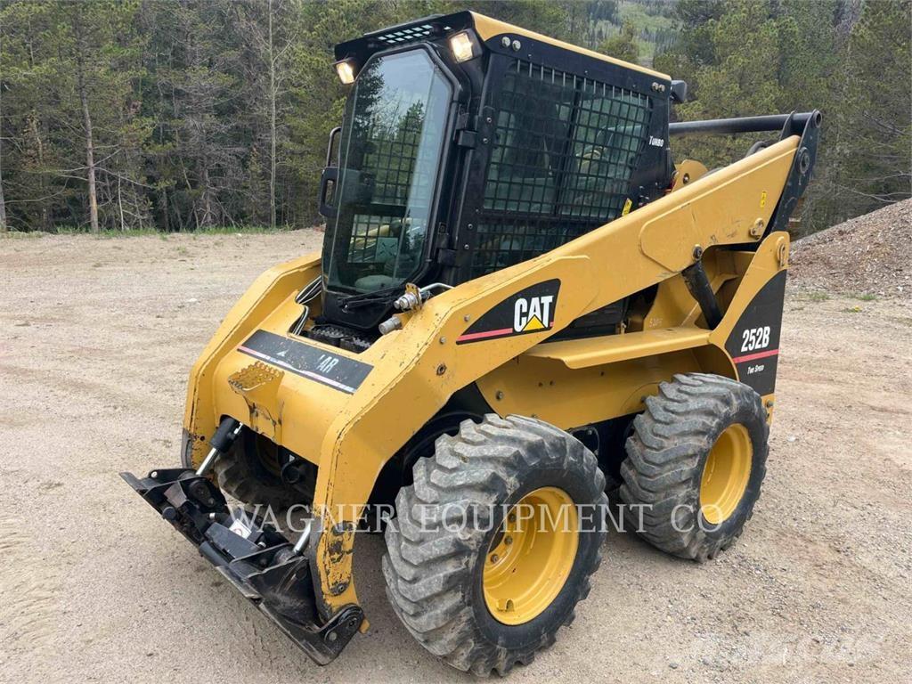 CAT 252B 滑移轉向裝載機