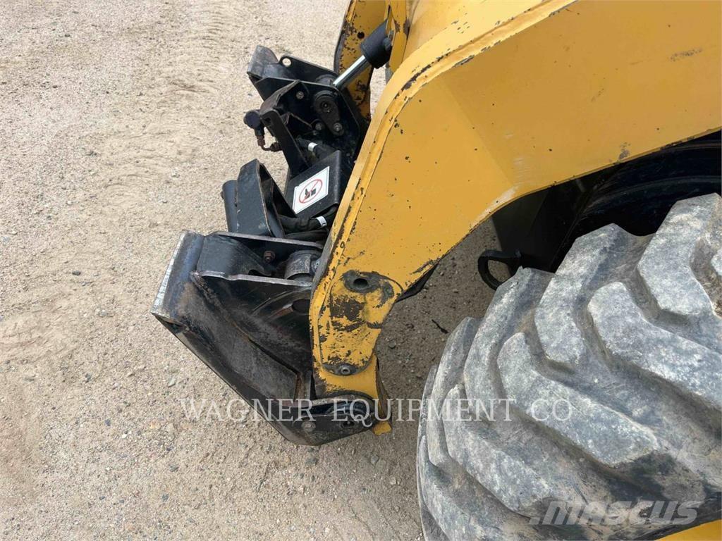 CAT 252B 滑移轉向裝載機