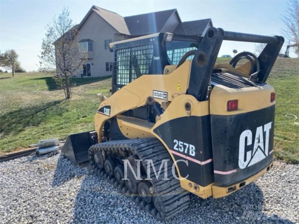 CAT 257B 滑移轉向裝載機