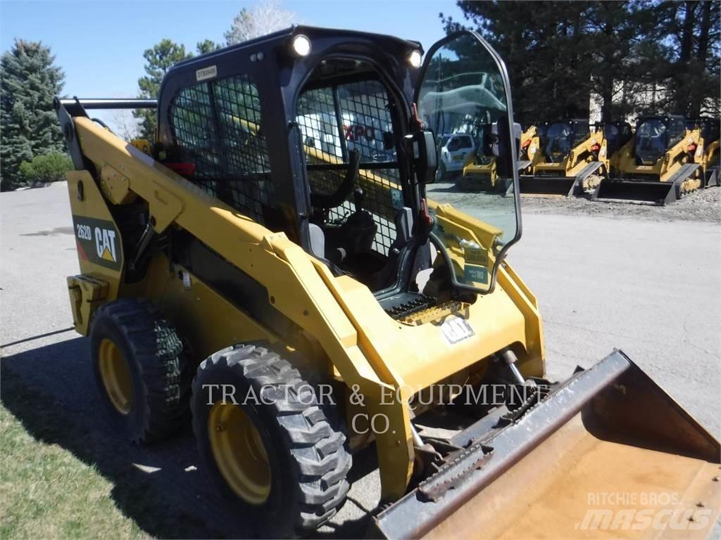 CAT 262D 滑移轉向裝載機