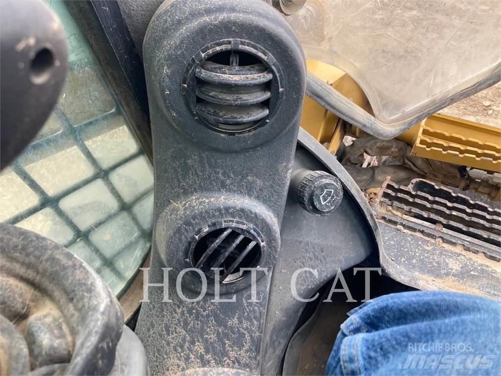 CAT 262D 滑移轉向裝載機