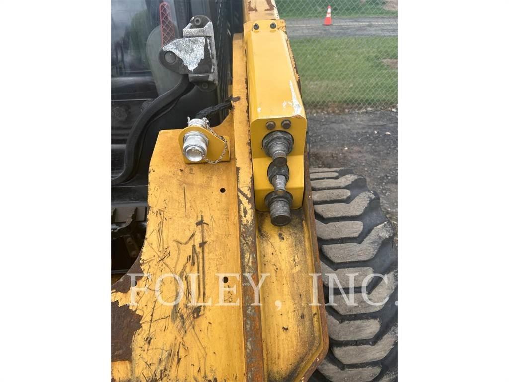CAT 262D 滑移轉向裝載機