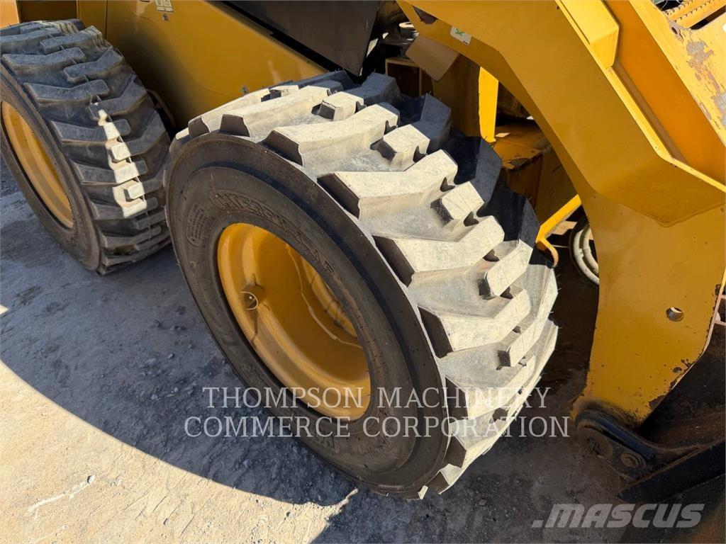 CAT 262D 滑移轉向裝載機