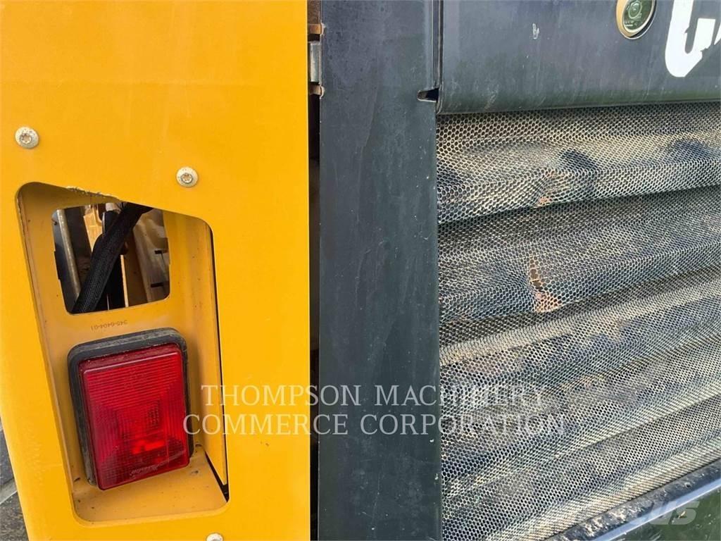 CAT 262D 滑移轉向裝載機