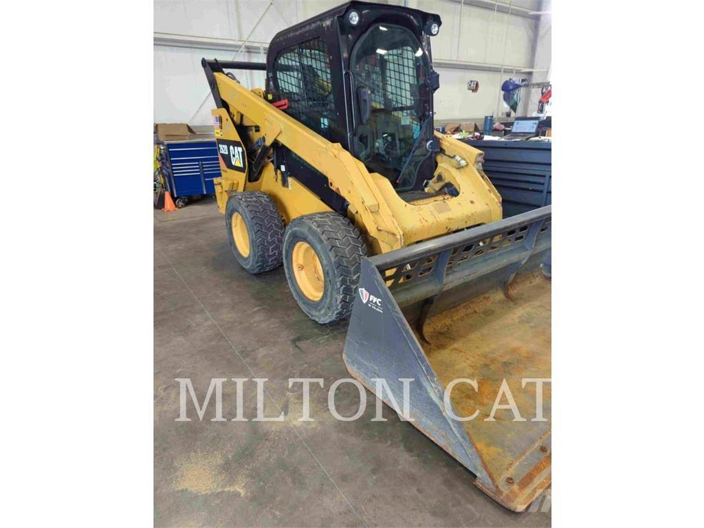 CAT 262D 滑移轉向裝載機