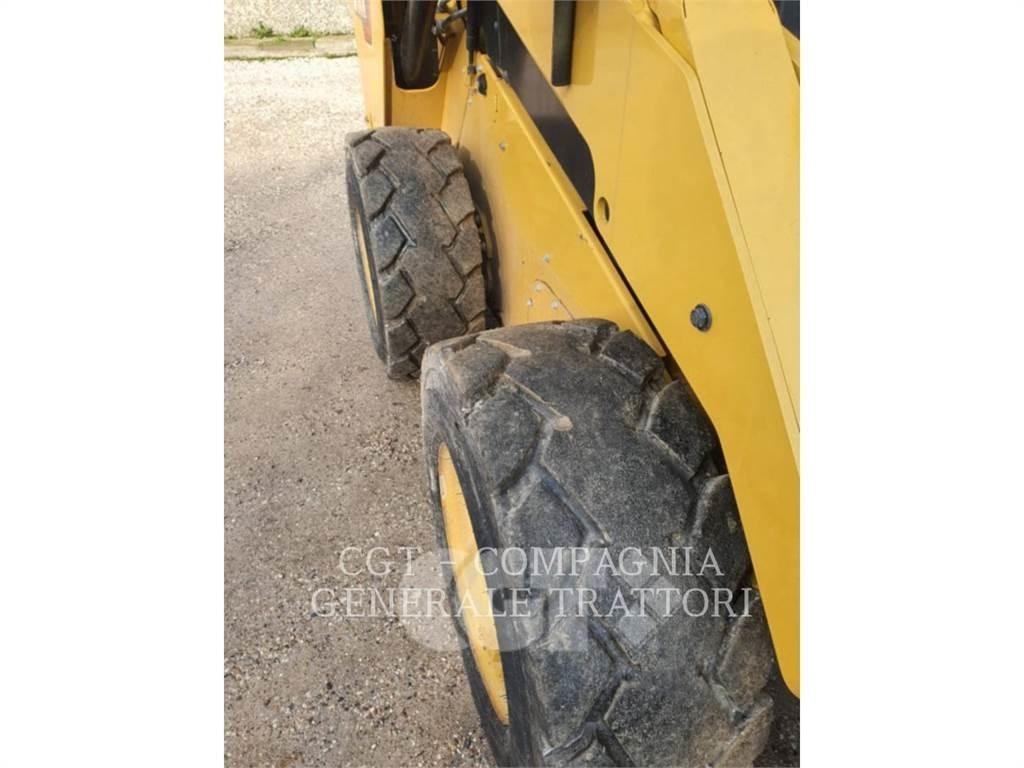 CAT 262D3 滑移轉向裝載機