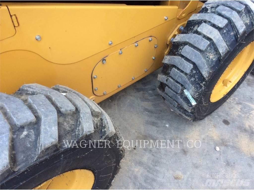 CAT 262D3 滑移轉向裝載機