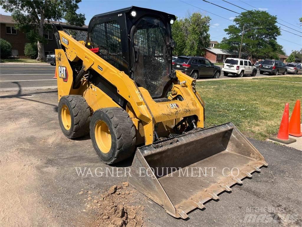 CAT 262D3 滑移轉向裝載機