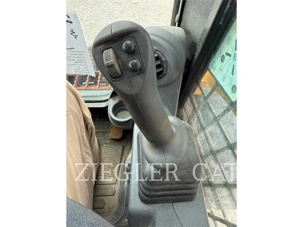 CAT 262D3 滑移轉向裝載機