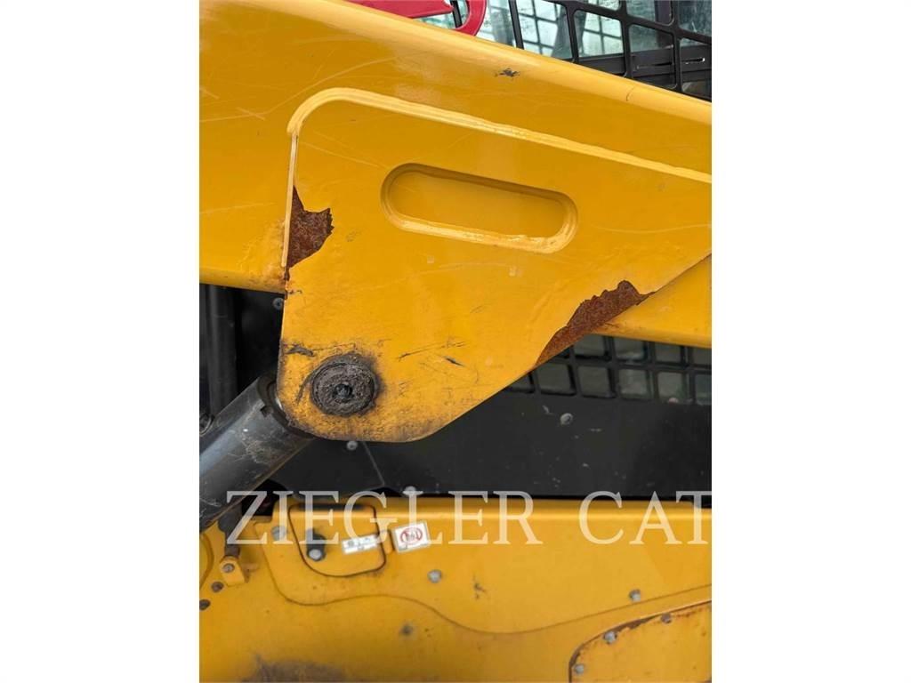 CAT 262D3 滑移轉向裝載機