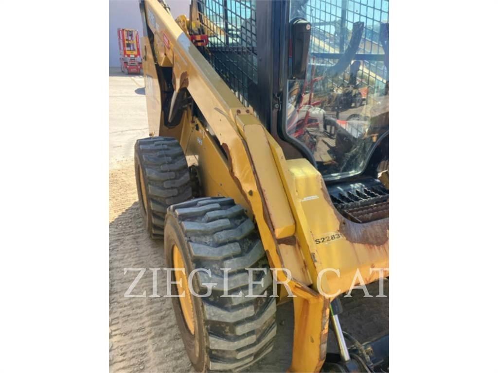 CAT 262D3 滑移轉向裝載機