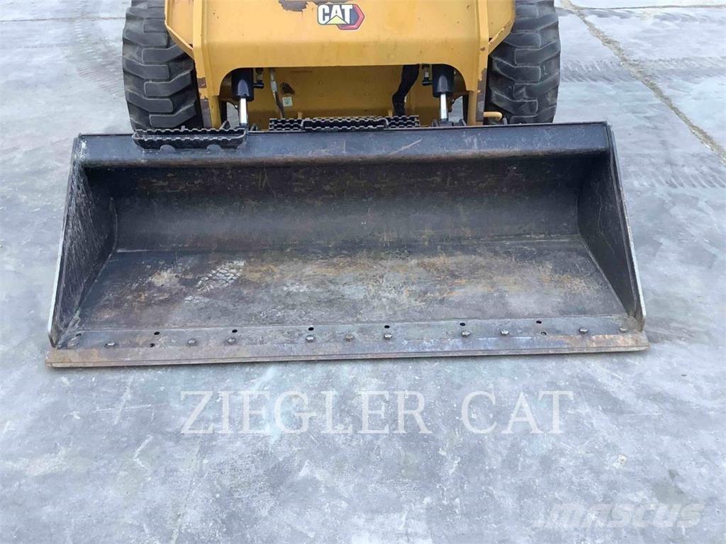 CAT 262D3 滑移轉向裝載機