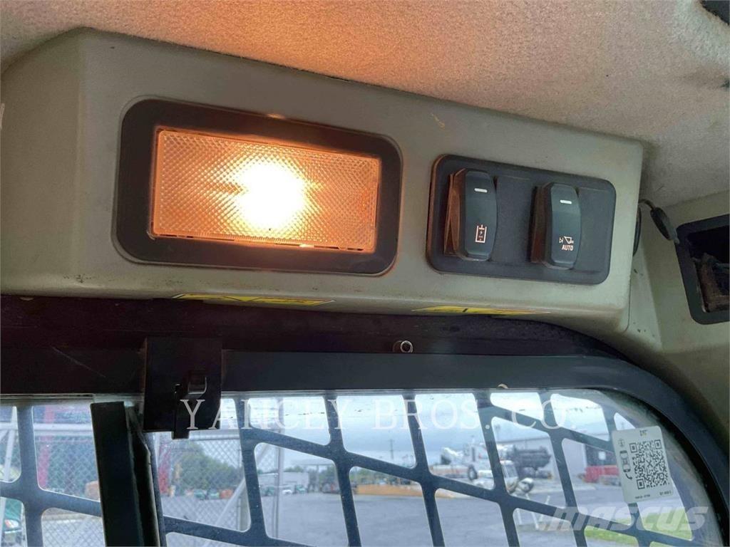 CAT 262D3 滑移轉向裝載機