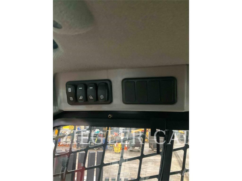 CAT 262D3 滑移轉向裝載機