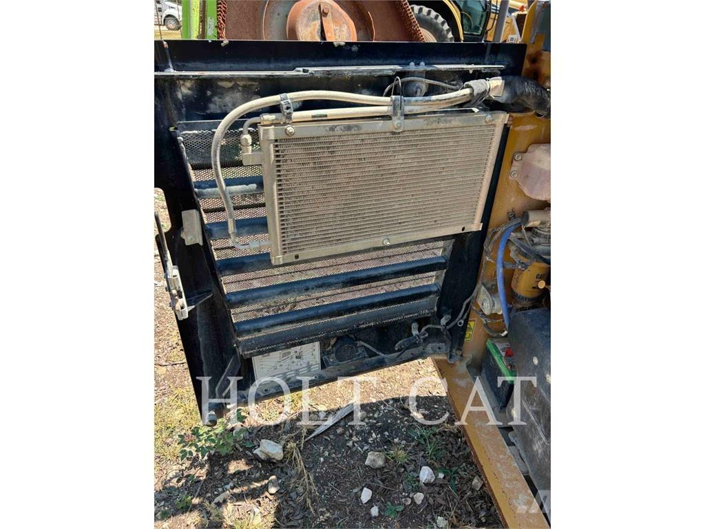 CAT 262D3 滑移轉向裝載機