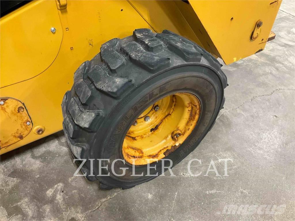 CAT 262D3 滑移轉向裝載機