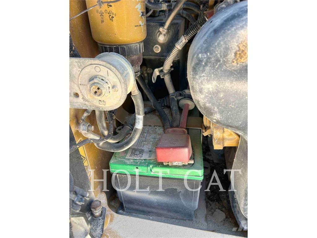 CAT 262D3 滑移轉向裝載機