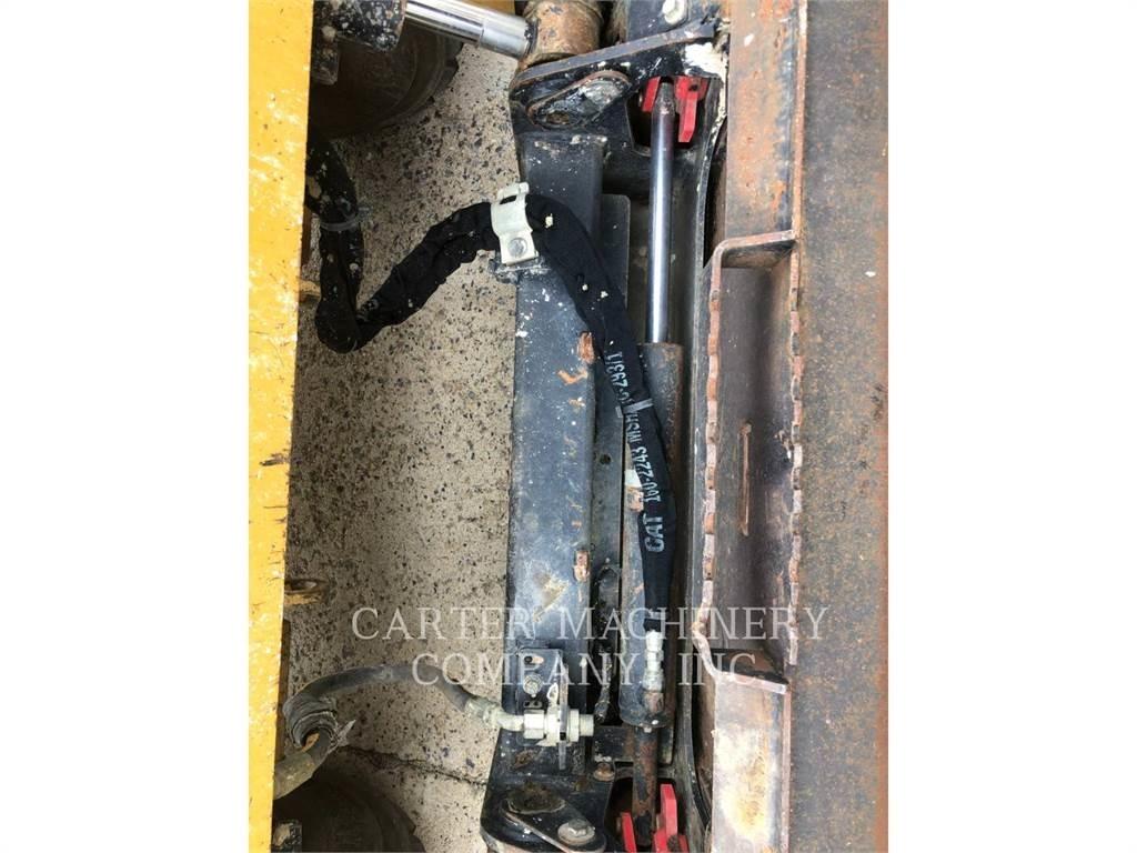 CAT 272 滑移轉向裝載機