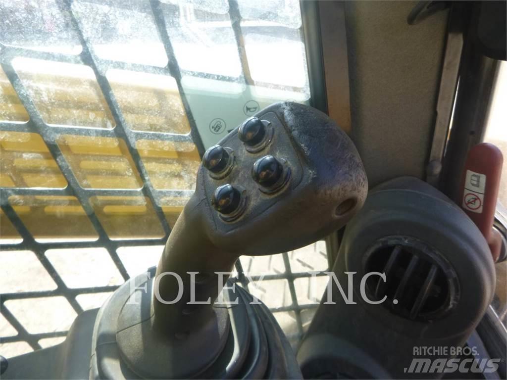 CAT 272D 滑移轉向裝載機