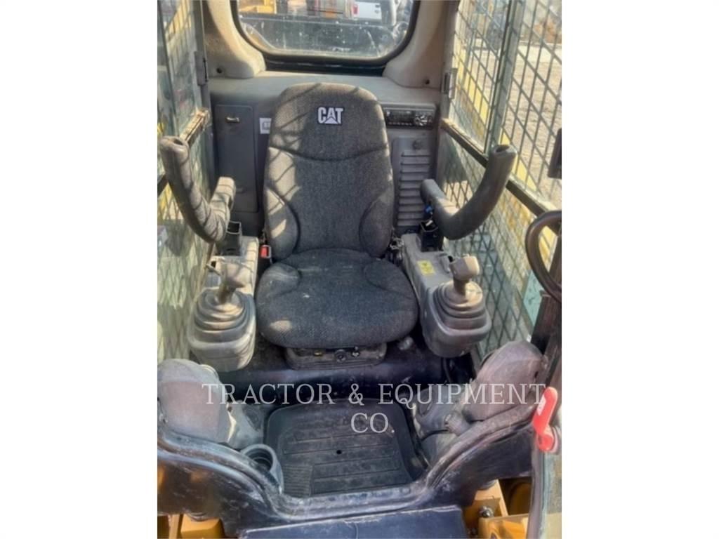 CAT 272D2 滑移轉向裝載機