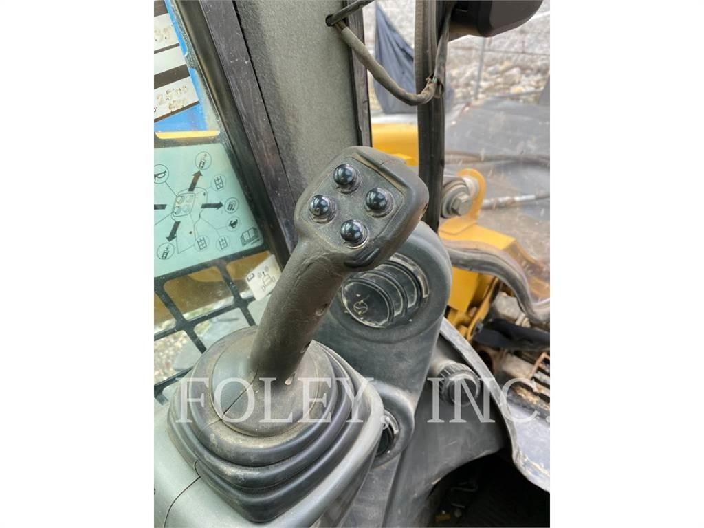 CAT 272D2 滑移轉向裝載機