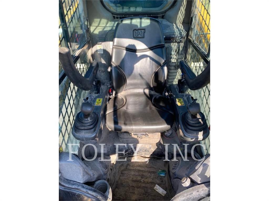 CAT 272D2 滑移轉向裝載機