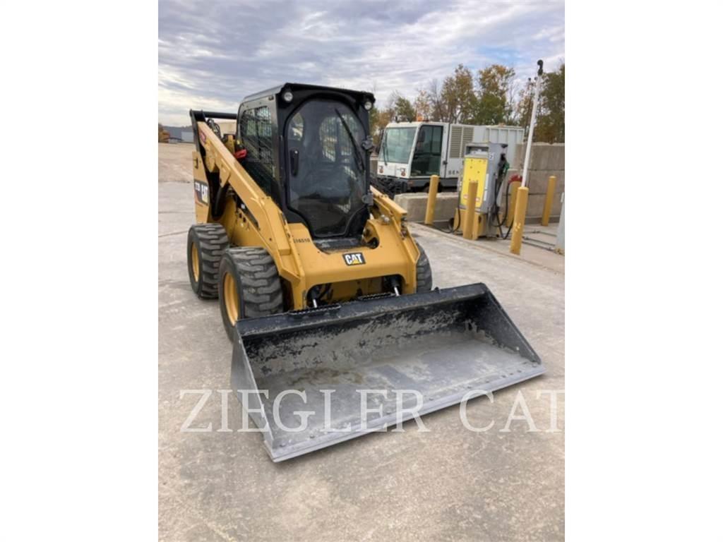CAT 272D2 滑移轉向裝載機