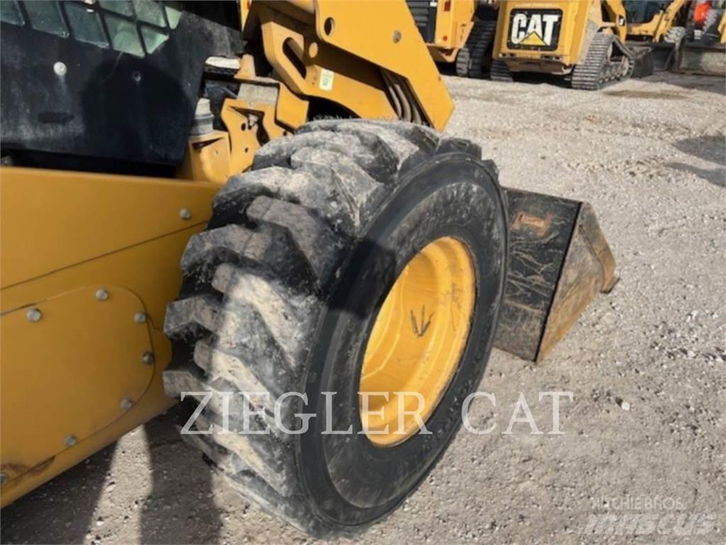 CAT 272D2 滑移轉向裝載機