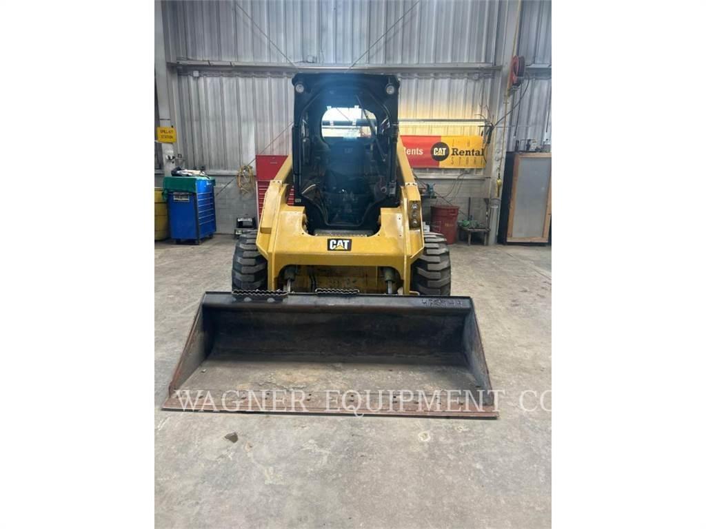 CAT 272D2 滑移轉向裝載機