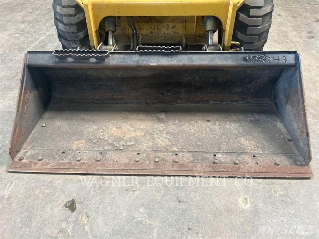 CAT 272D2 滑移轉向裝載機