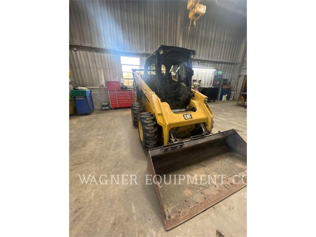 CAT 272D2 滑移轉向裝載機