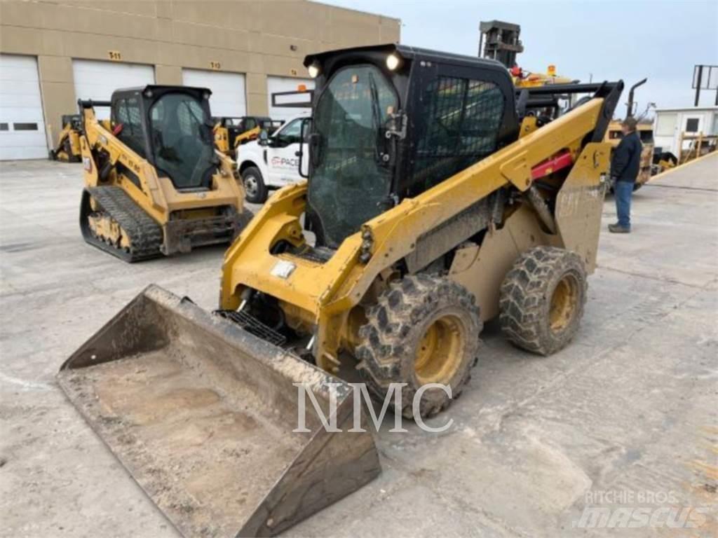 CAT 272D2 滑移轉向裝載機