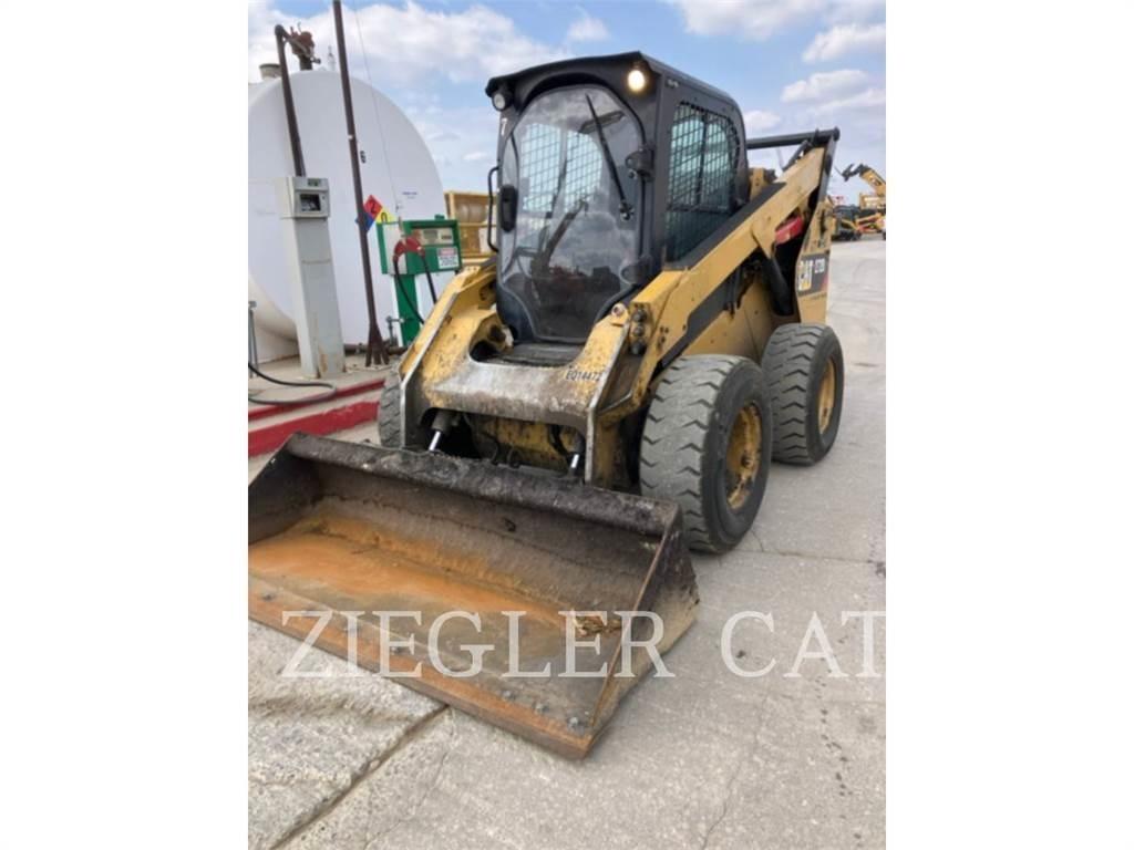 CAT 272D2 滑移轉向裝載機