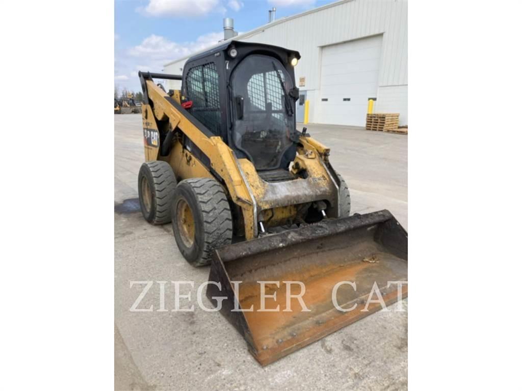 CAT 272D2 滑移轉向裝載機