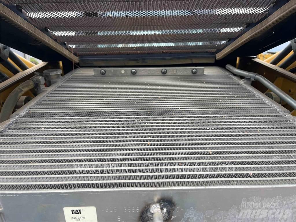 CAT 272D2 滑移轉向裝載機