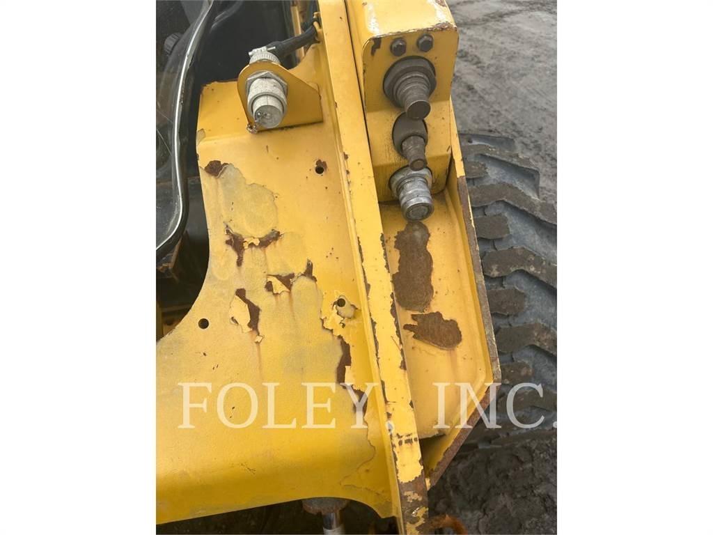 CAT 272D2 滑移轉向裝載機
