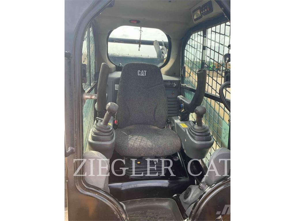 CAT 272D2 滑移轉向裝載機