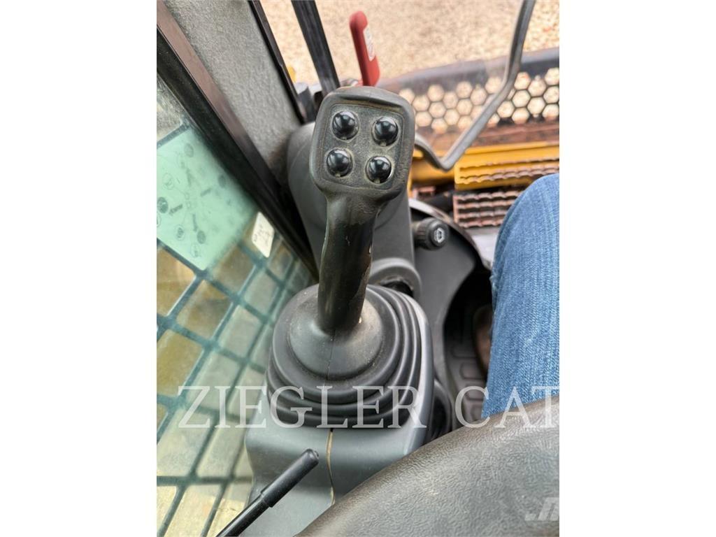 CAT 272D2 滑移轉向裝載機