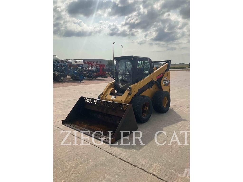 CAT 272D2 滑移轉向裝載機