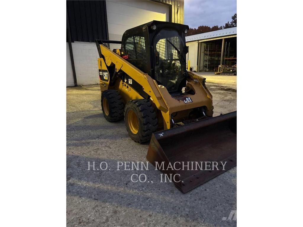 CAT 272D2 滑移轉向裝載機