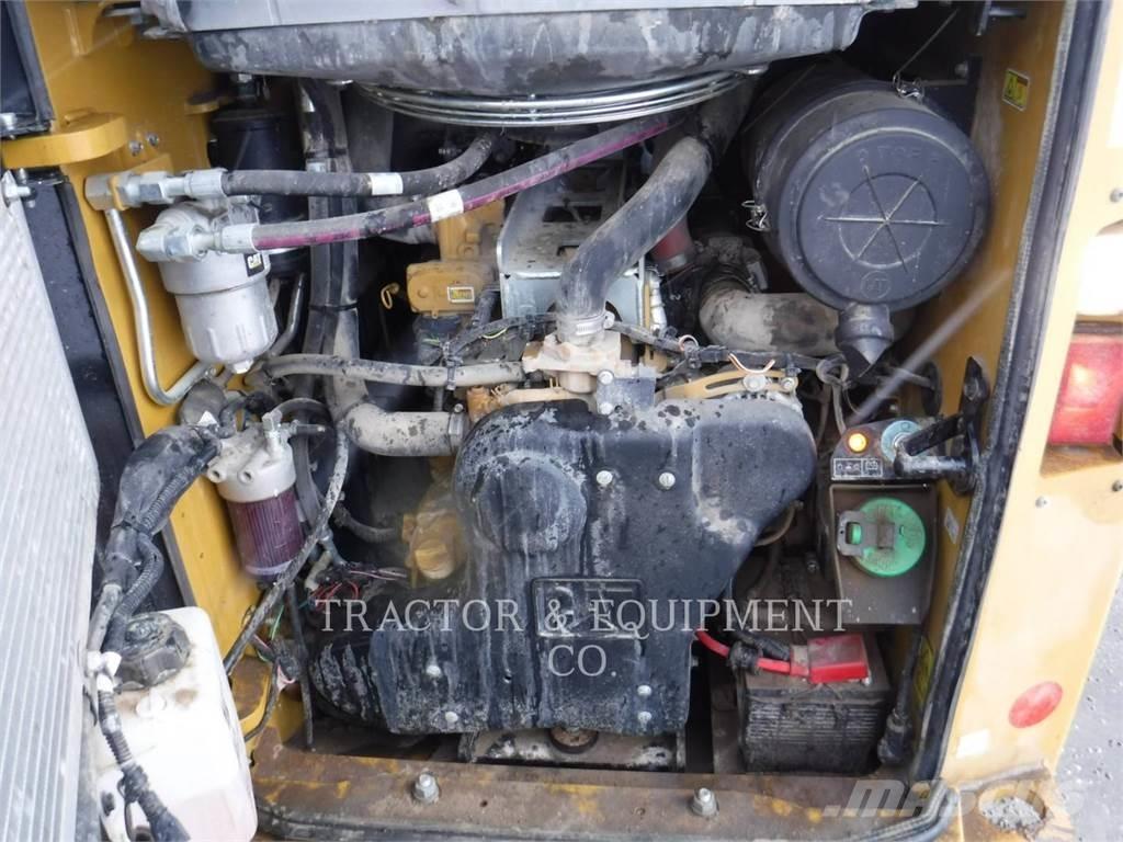 CAT 272D2 H2CB 滑移轉向裝載機