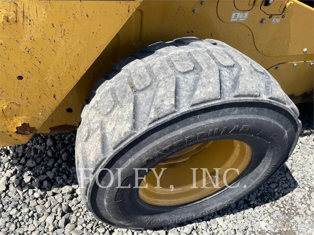 CAT 272D2XHP 滑移轉向裝載機