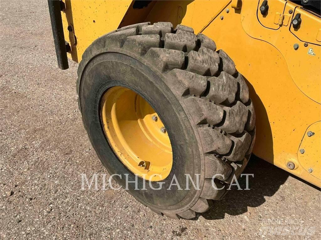 CAT 272D2XHP 滑移轉向裝載機