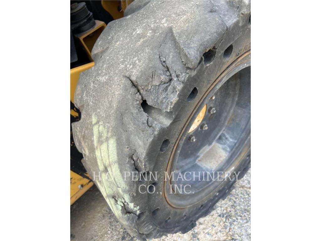 CAT 272D2XHP 滑移轉向裝載機