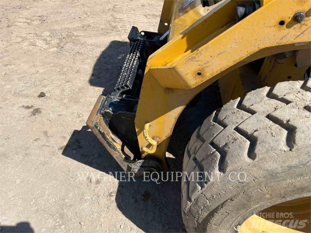 CAT 272D3 滑移轉向裝載機