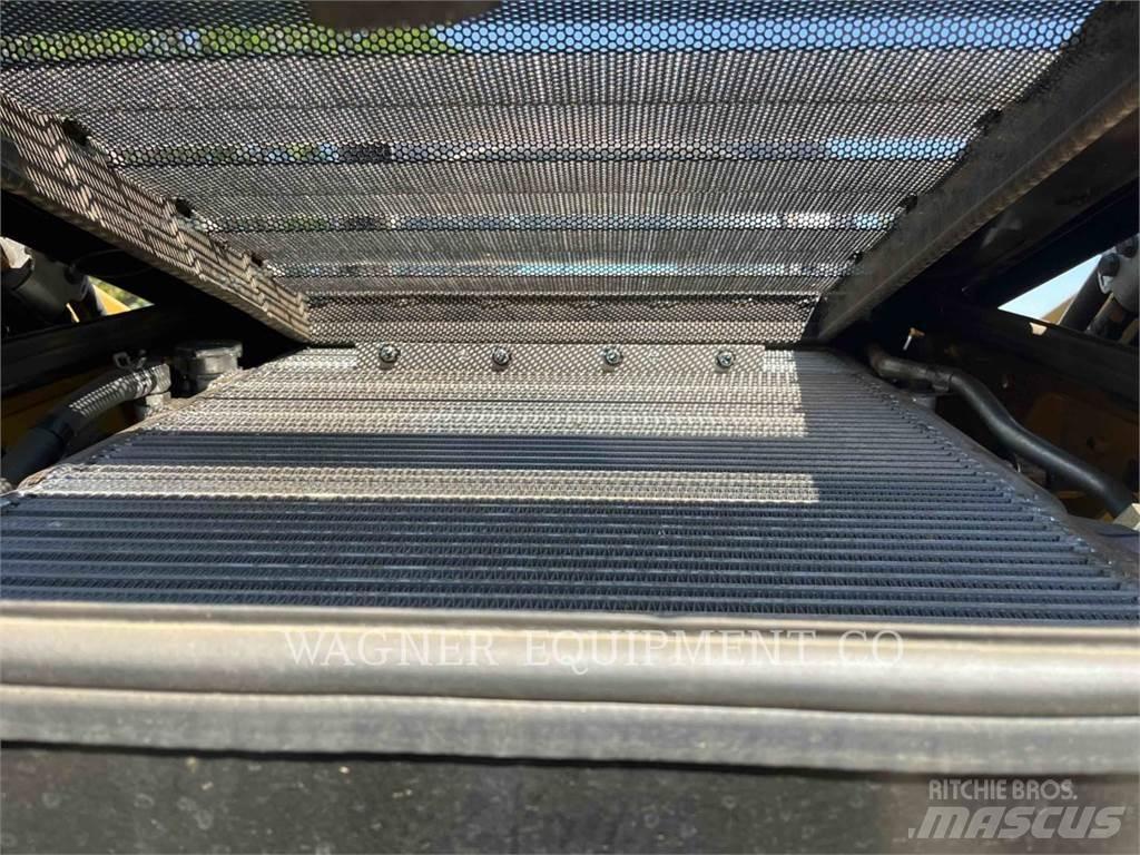 CAT 272D3 滑移轉向裝載機