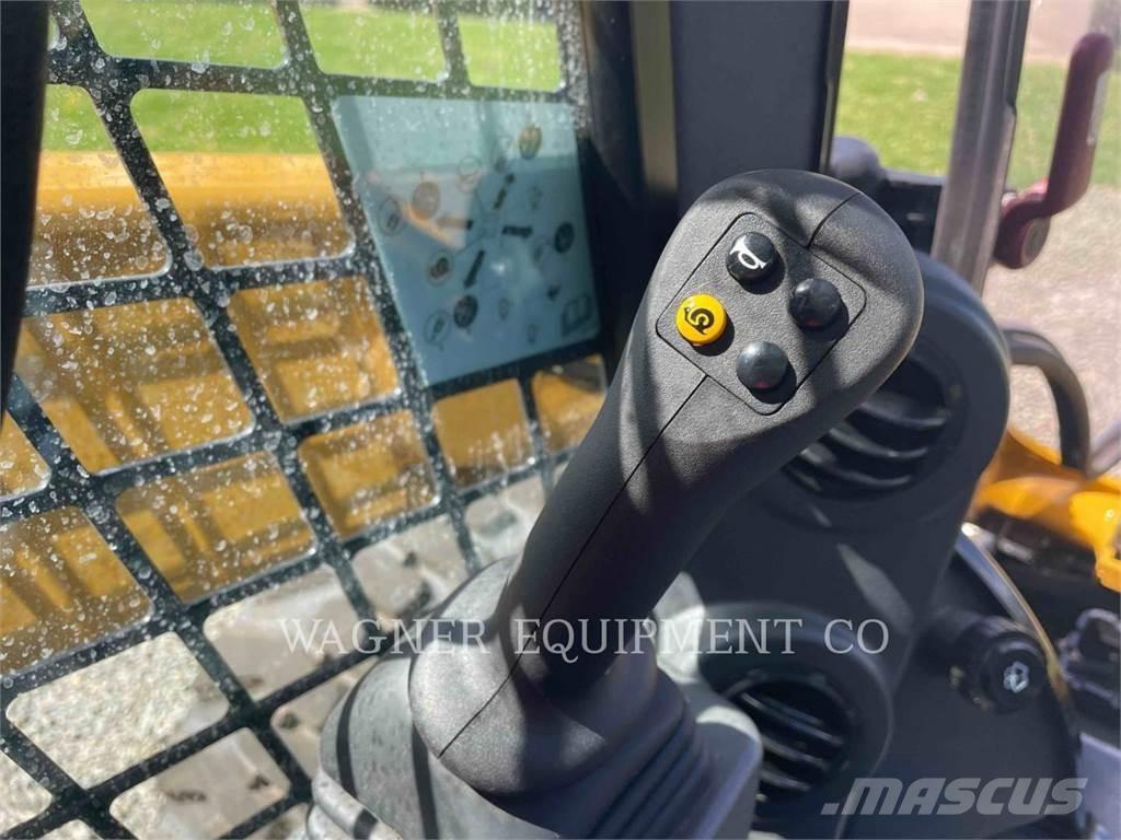 CAT 272D3 滑移轉向裝載機